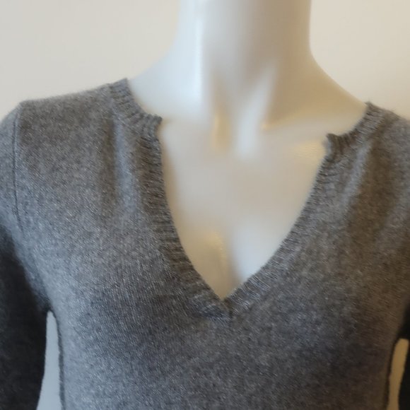 COPY - Subtle Luxury 100% Cashmere Gray V-Neck Sweater XS/S * - Picture 3 of 8